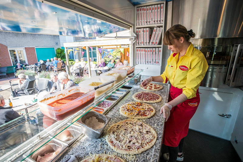 Senioren genießen frische Pizza